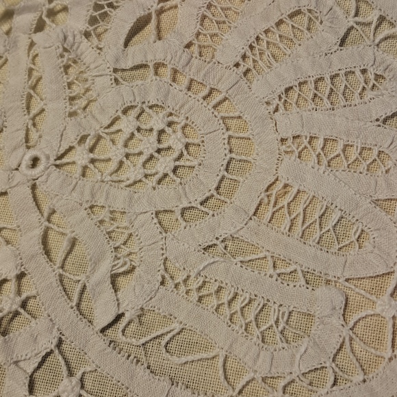 White Lace Cutwork Tablecloth - Elegant Home Dining Linen # 3007.   33 In Round - Picture 2 of 7